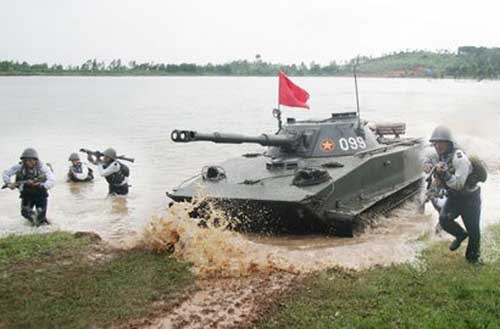 Xe tăng lội nước PT-76. Nhờ khả năng lội nước tốt, hiện nay PT-76 là vũ khí chủ lực trong việc bảo vệ các đảo, bờ biển chống lại các cuộc tấn công đổ bộ của đối phương.
